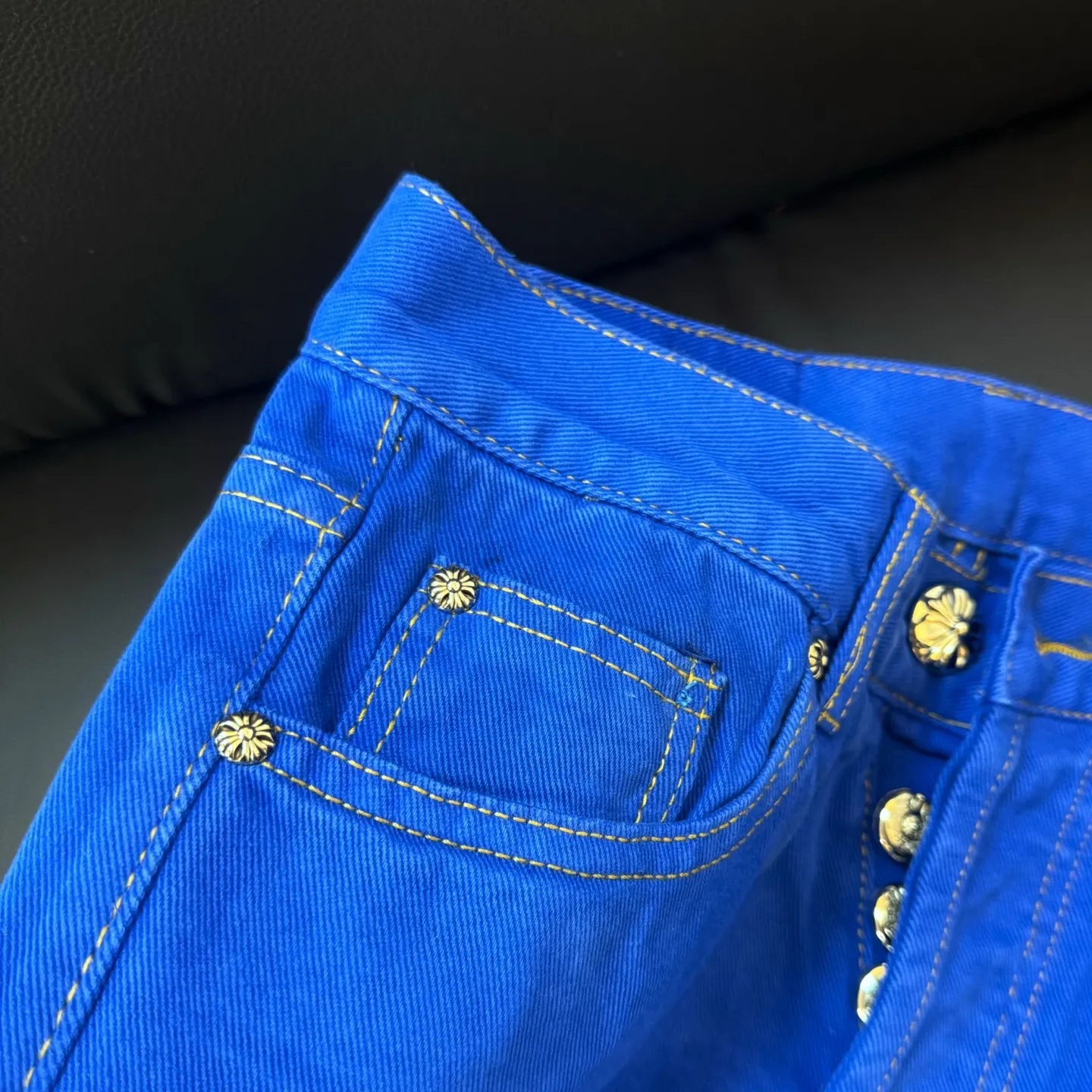 P300 style number: D254 Chrome Hearts CH Chrome Hearts, the same jeans worn by Fan Bingbing’s brother Fan Chengcheng, exudes unruly personality and unique charm. Every wear and tear is carefully designed to present a unique artistic feel. Made of imported denim fabric, which has undergone heavy industrial washing and destruction treatment, the trousers show a super cool effect on the upper body, allowing you to dominate the fashion stage.  This is more than just a pair of jeans, it is an expression of attitude. With its unique design concept and ultimate pursuit of details, Croxin breaks traditional boundaries and defines the jeans trend in the new era. The trousers are made of double-layer woven fabric and matched with customized hardware, showing an incomparably beautiful and unique style, making every wearer the focus of fashion. Imported denim fabric, super heavy-duty washed and damaged, the upper body is super cool! Customized hardware, incomparably good-looking style. The production process is difficult. It has a high-street feel. Color: dark blue Size: S M L